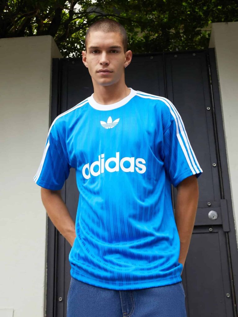 Adidas Adicolor blue sports T-shirt with iconic logo and stripes, perfect for casual and athletic we.