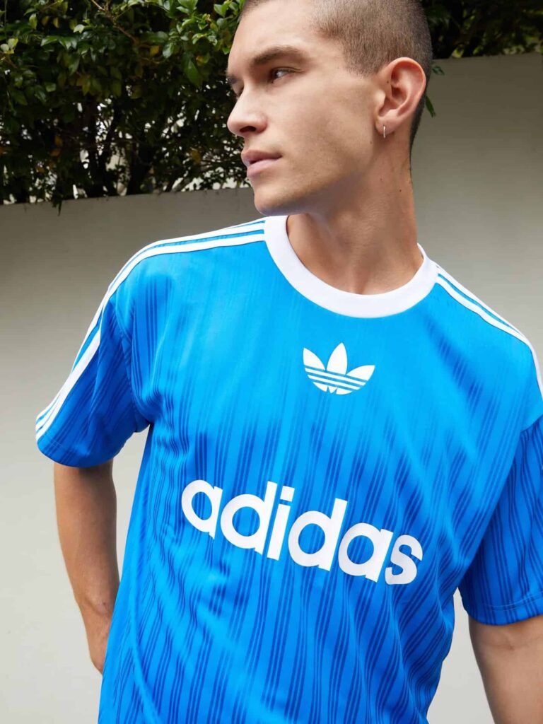 Adidas Adicolor blue T-shirt with iconic logo, perfect for sports and casual wear.