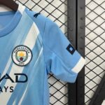 Manchester City kids home football jersey 2025/26 season, featuring club crest and team colors.