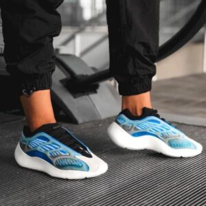 حذاء رياضي 700 v3 Arzareth باللون الأزرق والأبيض.