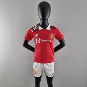 Kids Manchester United home football kit 2022/23 with jersey and shorts.