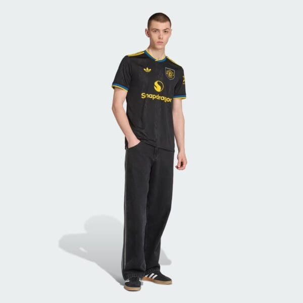 United Man Third Jersey 2025/26 with black and gold design, official Premier League logo, and team c.