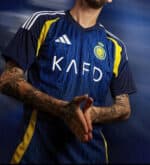 Official AL Nassr away football jersey 2024/25 featuring Ronaldo's number 7, authentic sportswear fo.