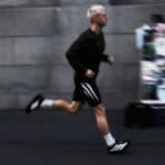 حذاء رياضي أديداس أديزيرو إيفو إس إل باللون الأسود، مثالي للجري والتدريب. تصميم خفيف ومرن لأداء عالي.