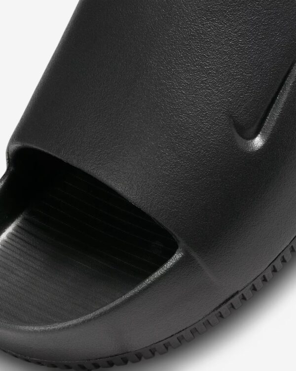 Comfortable black slide sandal for casual wear. Perfect for relaxing at home or poolside.