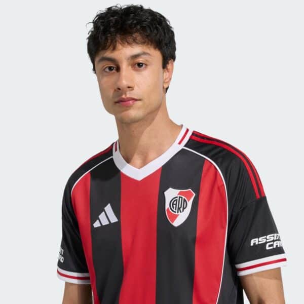 Authentic River Plate away football jersey 2025/26 with team logo and stylish design.