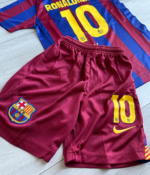 Youth Barcelona football kit with Ronaldinho 10, includes jersey and shorts.
