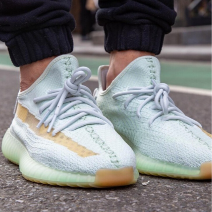 Yeezy 350 V2 "Hyper"