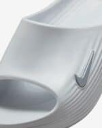 Comfortable grey slide with Nike ReactX cushioning for casual wear. Perfect for relaxing and everyda.
