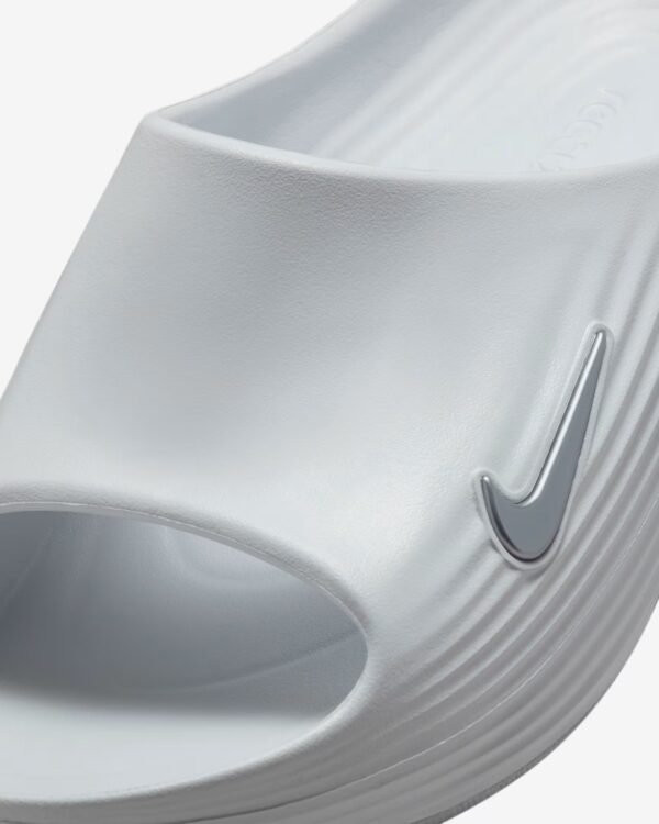 Comfortable grey slide with Nike ReactX cushioning for casual wear. Perfect for relaxing and everyda.