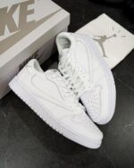 حذاء رياضي أبيض من Travis Scott وAir Jordan 1 Low.