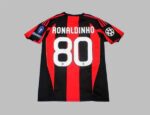 قميص ميلان الكلاسيكي 2009/10 مع رونالدينيو رقم 80.
