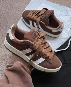 Authentic Adidas Campus 00s Bark sneakers with brown and white design. Perfect for casual and sporty.