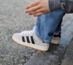 حذاء أديداس كامبوس 00s بلون أبيض مع لمسات سوداء، مثالي للرياضة والأناقة اليومية.