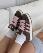 حذاء أديداس كانتس 00s بني وردي غامق مع خطوط وردية، مريح وعصري.