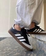 حذاء سامبا فيغان من أديداس الأصلية مع تصميم كلاسيكي وألوان سوداء وبيضاء.
