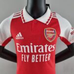 Arsenal Kids Home Football Kit 2022/23 with club badge and sponsor logo.
