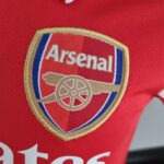Arsenal Football Club kids home jersey 2022/23 with club crest and team colors.