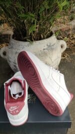 Air Force Low 1 sneaker in white and red, stylish and comfortable for sports and casual wear.