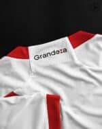 Authentic River Plate 2023/24 home football jersey with Grandeza logo.