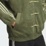 Casual unisex olive green jacket with traditional toggle buttons, perfect for streetwear and sports.