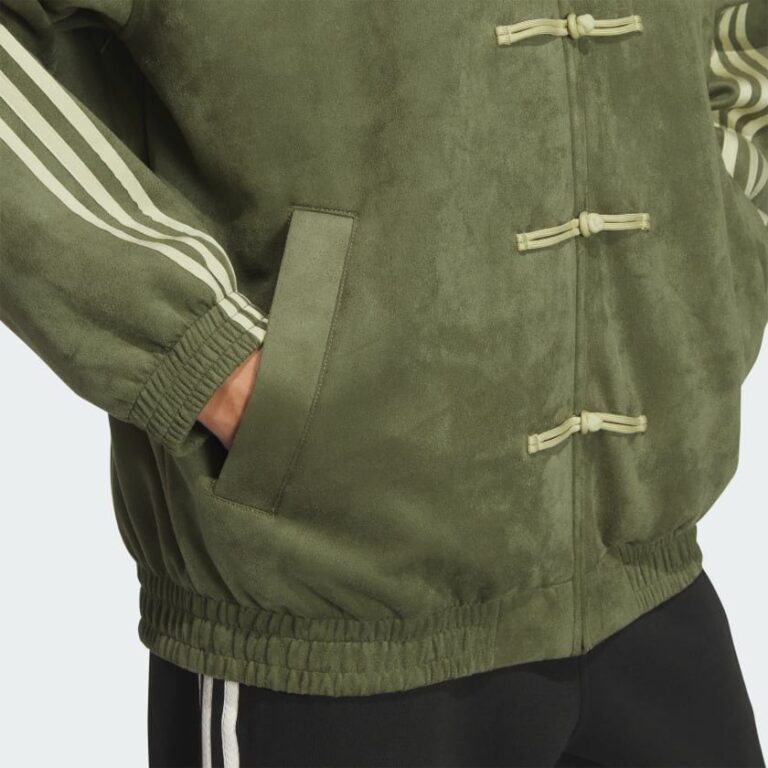 Casual unisex olive green jacket with traditional toggle buttons, perfect for streetwear and sports.