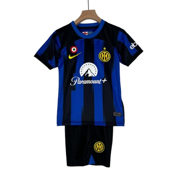 Kids Inter Milan home football kit 2023/24 with blue and black stripes, club crest, and sponsor logo.