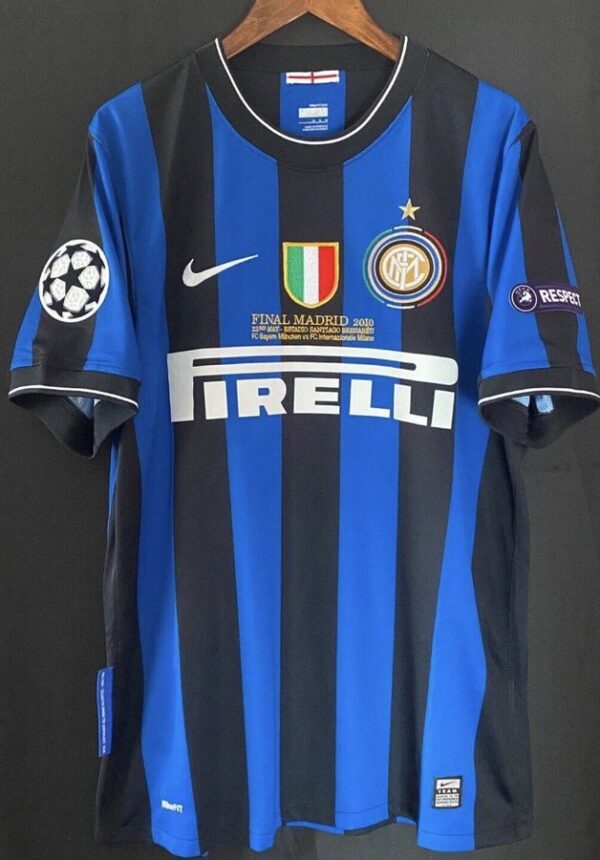 Inter Milan J.Zanetti 2010/11 classic home football jersey, authentic Serie A kit with club badge an.