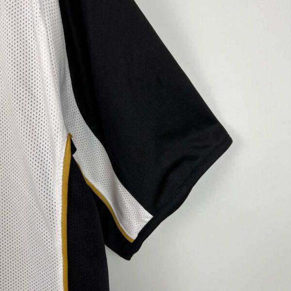 Authentic Manchester United 2001/02 away football jersey featuring Beckham's number 7, black and whi.