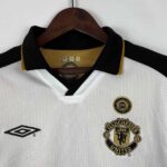 Authentic Manchester United 01/02 away football jersey featuring Beckham's 7 number and club crest.