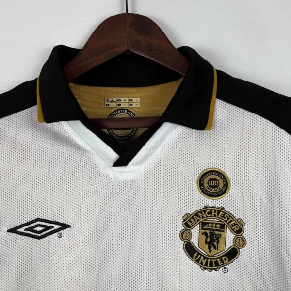Authentic Manchester United 01/02 away football jersey featuring Beckham's 7 number and club crest.