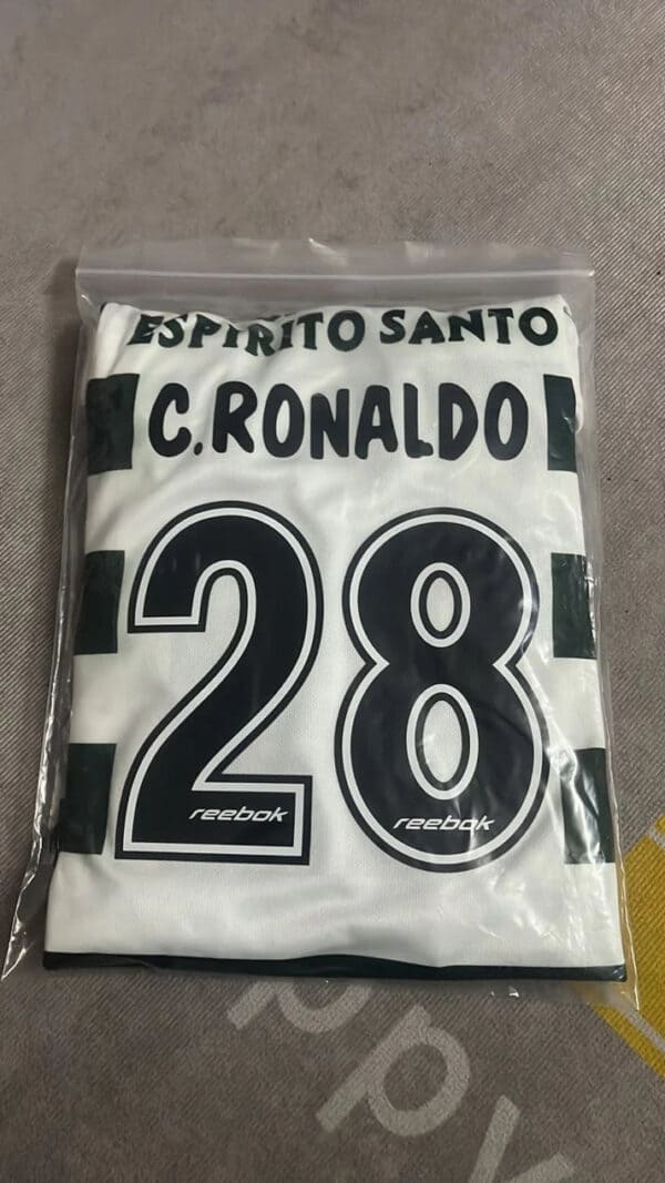Kids Sporting Lisbon Ronaldo 28 jersey, authentic football kit for children.