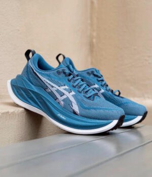 ASICS Superblast 2 Winter Sea White running shoes for men, lightweight with breathable mesh and cush.