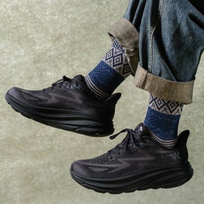 Hoka Clifton 9 in Full Black