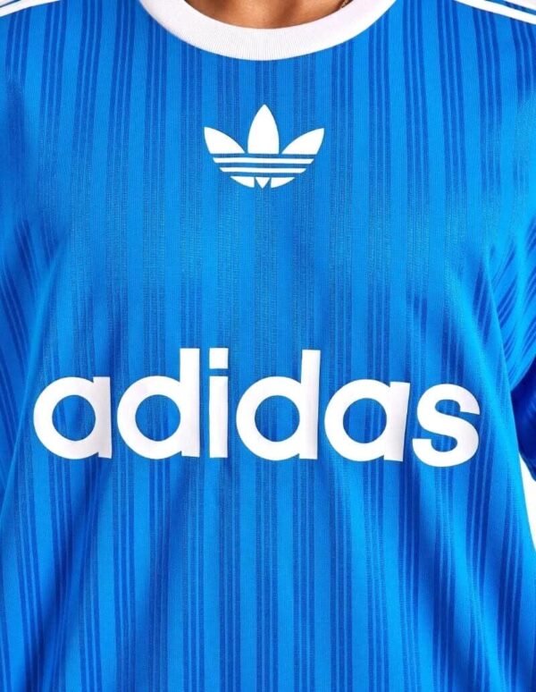 Adidas Adicolor blue T-shirt with trefoil logo and bold branding. Perfect for sports and casual wear.