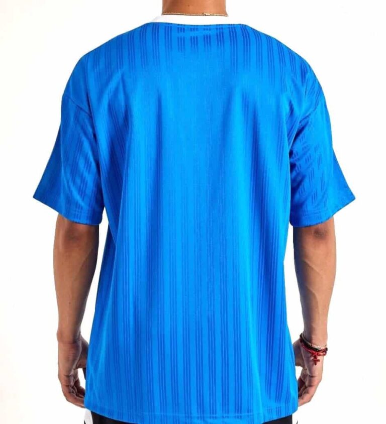 Adicolor blue football T-shirt with vertical stripe pattern, lightweight and breathable fabric. Perf.