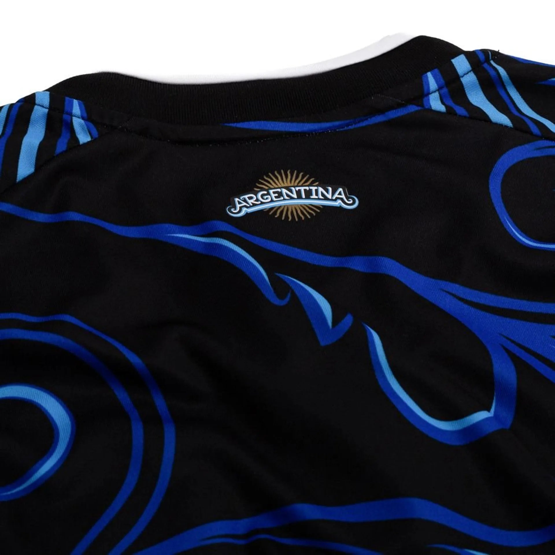 0158e7c13707 | UAE SPORT STORE Close-up of a black sports jersey with blue wavy stripes and an Argentina sun emblem logo on the chest area.