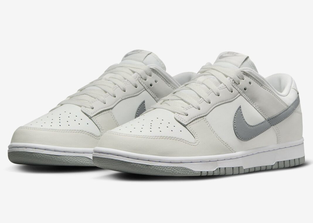 08277107 White Nike sneakers with a light gray swoosh and gray sole, low-top design.