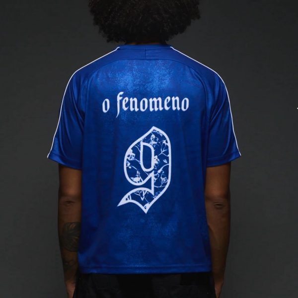 Back view of a blue sports jersey with white text 'o fenomeno' and a decorative white number nine emblem.