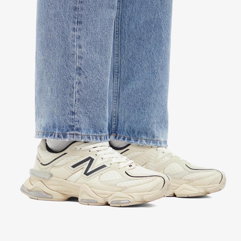 13bccbbf-f342-4f98-9f93-e239f3131e6b_90b33031-0ab0-445f-b875-cbb7be7e6e61 | UAE SPORT STORE Person wearing light-wash jeans and beige chunky sneakers visible from mid-calf down, standing on a white background
