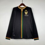 16f71918 | UAE SPORT STORE قميص رياضي أسود على علاقة بخط عمودي برتقالي وأخضر وشعار مدينة فينيتسيا الذهبي، على خلفية فاتحة.
