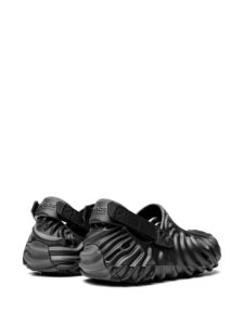 19201488_42049979_2048 | UAE SPORT STORE Black rugged sandals with thick, wavy straps and buckles on a white background (product photo).