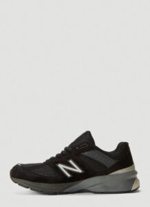 19748978bc32dc73ee37a1010d2b8dd8_d84cf2fd-4652-48f7-9568-7df7b95ff32d | UAE SPORT STORE Side view of a black New Balance sneaker with a gray sole on a white background, showcasing the white 'N' logo.