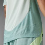 1aZoFwTOhssQX2W | UAE SPORT STORE Close-up of layered mint-green athletic fabric with mesh panels and curved seams.