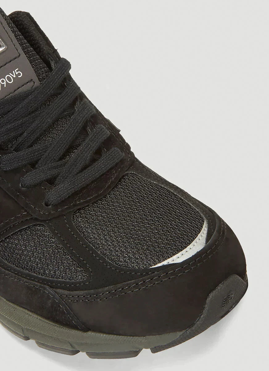 30aaf113c1777a1849fcba3cfc06dba1_939bda15-6ef3-46fc-92ba-75b972c35281 | UAE SPORT STORE Close-up of a black sneaker toe with mesh upper and laces visible