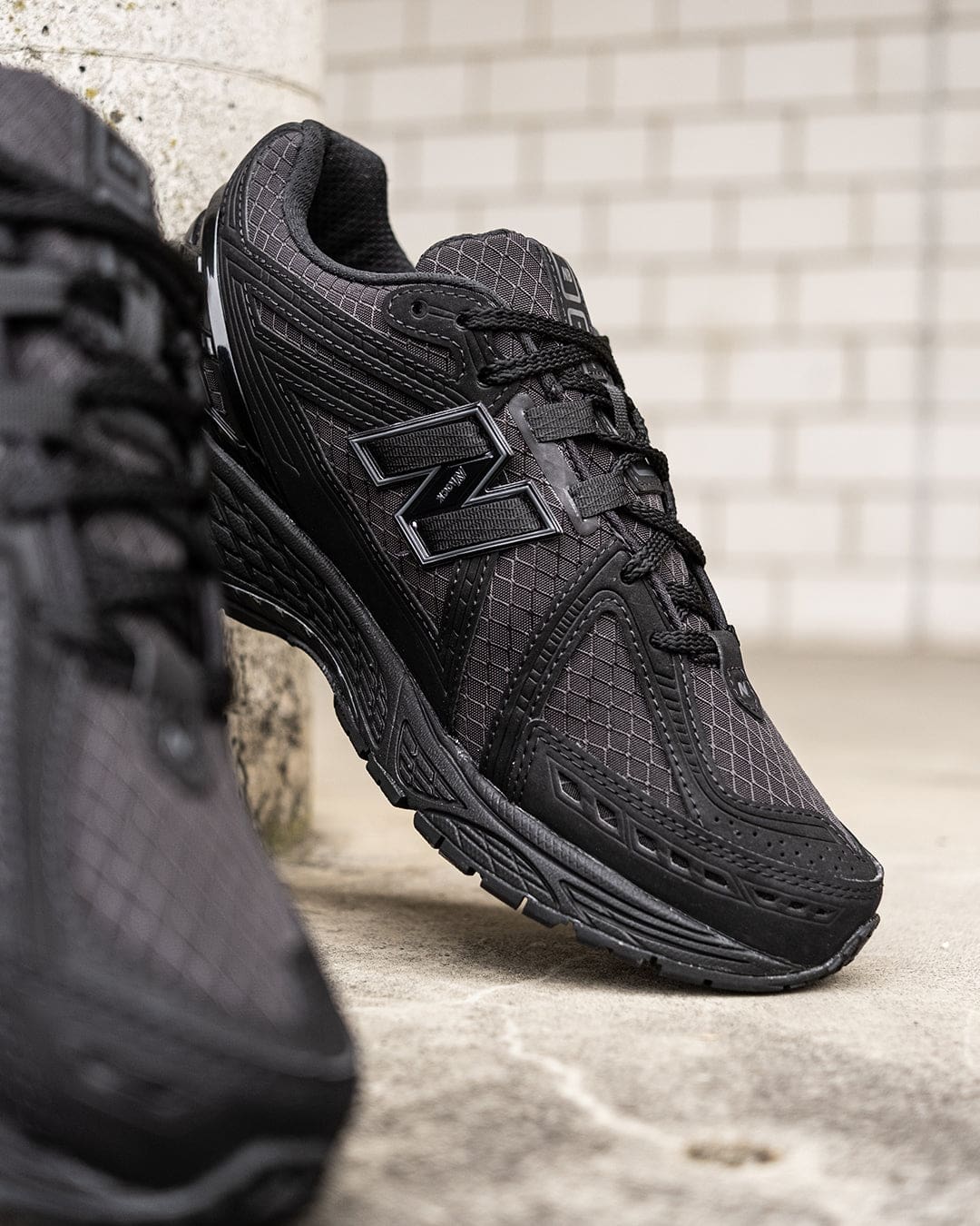 481773982_938859938418525_5695514124779707278_n | UAE SPORT STORE Close-up of a black running shoe with textured panels and a bold N logo on the side.