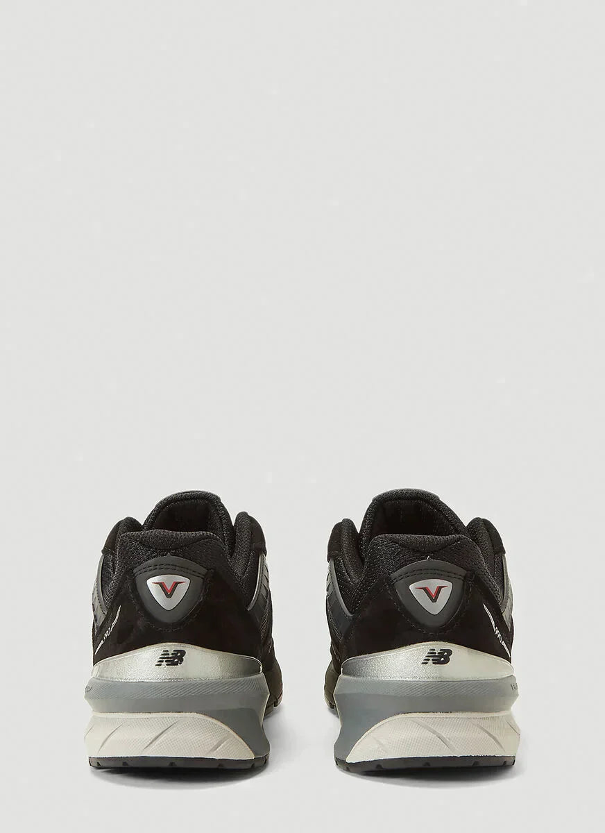 4cc1c927306ceaf321d9c1b532d7a029_f3906f89-873c-414a-8e13-f581b48eae23 | UAE SPORT STORE Back view of two black New Balance running shoes with gray heel caps and a small red NB logo on the heel counter.