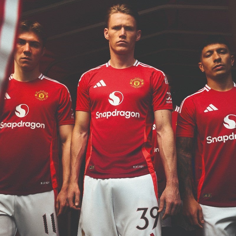 4k7HX0sCPOa9ta4 | UAE SPORT STORE Three Manchester United players in red training shirts stand in a dark tunnel, facing the camera.
