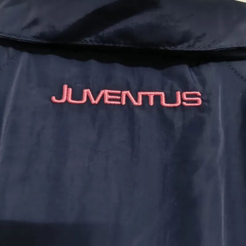 7ef50d0269a9a843 | UAE SPORT STORE Close-up of a navy jacket back with pink embroidered text reading 'JUVENUS'.