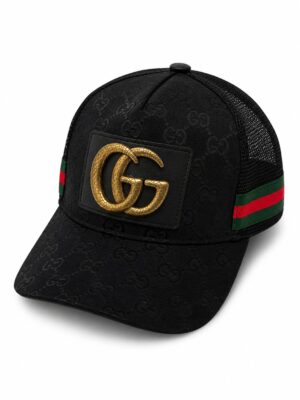 قبعة رياضية سوداء وذهبية مع شعار GG.